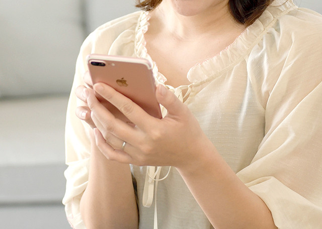 スマホを見る女性